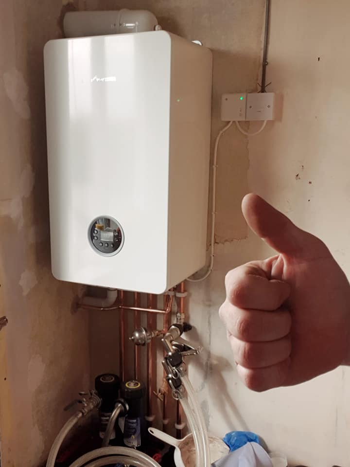 Worcester Bosch boiler installation with thumbs up